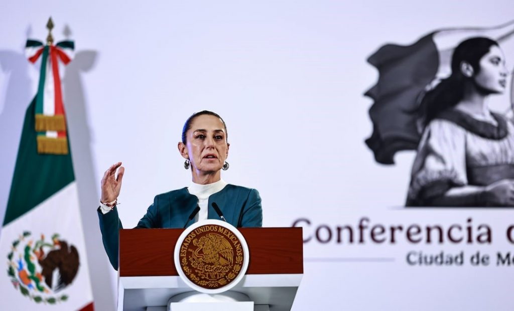 La presidenta de México, Claudia Sheinbaum, habla durante una conferencia de prensa del jueves 3 de octubre. Foto: EFE